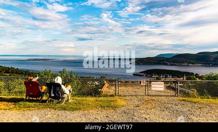 Tadoussac, Canada - juillet 22 2021 : vue panoramique de la rivière Saguenay près de l'estuaire du fleuve Saint-Laurent Banque D'Images