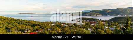 Tadoussac, Canada - juillet 22 2021 : vue panoramique de la rivière Saguenay près de l'estuaire du fleuve Saint-Laurent Banque D'Images