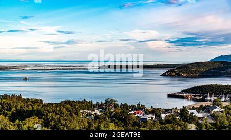 Tadoussac, Canada - juillet 22 2021 : vue panoramique de la rivière Saguenay près de l'estuaire du fleuve Saint-Laurent Banque D'Images