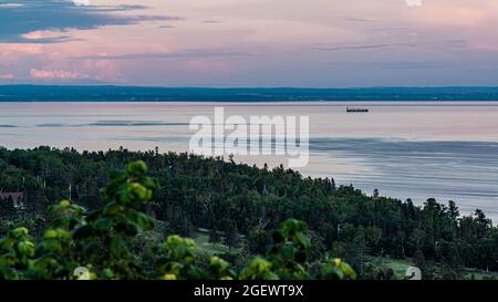 Tadoussac, Canada - juillet 22 2021 : vue sur le fleuve Saint-Laurent au coucher du soleil à Tadoussac Banque D'Images