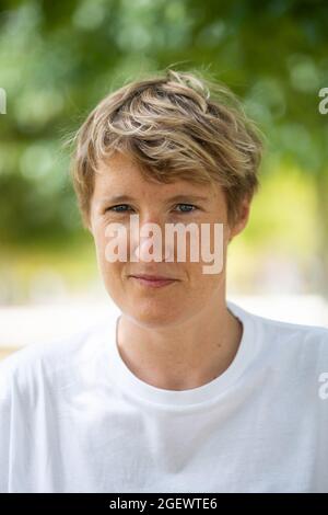 Portrait de la journaliste française, féministe et activiste LGBT et membre du Conseil de Paris, Alice Coffin pendant les journées d'été Europe Ecologie les Verts EELV à Poitiers, le 21 août 2021. Les Journées d'été du parti sont une période forte avant le primaire de septembre, au cours de laquelle les cinq candidats verts tentent de convaincre leur famille politique qu'ils incarnent la meilleure chance pour la présidence en avril 2022. Photo de Raphael Lafargue/ABACAPRESS.COM Banque D'Images
