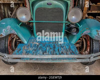 Pick-up Ford antique, avec lit en bois adapté dans la porte avant récolte des fraises. Banque D'Images