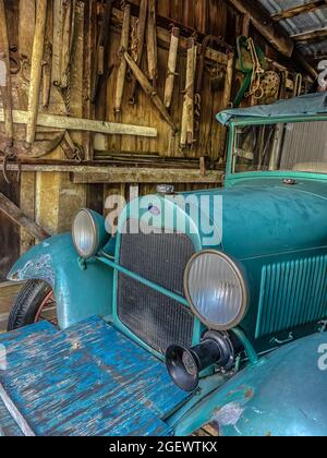 Pick-up Ford antique, avec lit en bois adapté dans la porte avant récolte des fraises. Banque D'Images