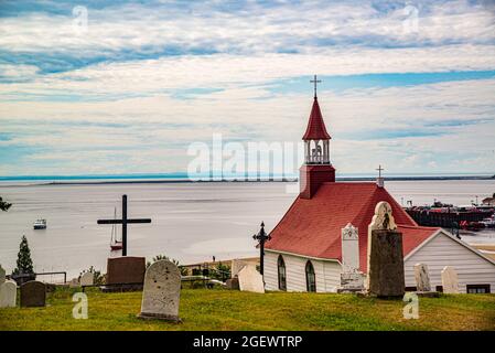 Tadoussac, Canada - juillet 22 2021 : Chapelle de Tadoussac par le fleuve Saint-Laurent Banque D'Images