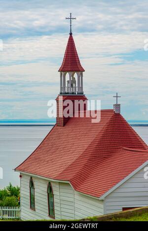 Tadoussac, Canada - juillet 22 2021 : Chapelle de Tadoussac par le fleuve Saint-Laurent Banque D'Images