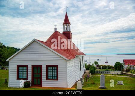 Tadoussac, Canada - juillet 22 2021 : Chapelle de Tadoussac par le fleuve Saint-Laurent Banque D'Images