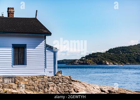 Tadoussac, Canada - juillet 23 2021 : petite maison sur la côte de la rivière St-Laurence près de la baie de Tadoussac Banque D'Images