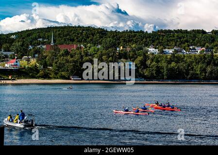 Tadoussac, Canada - juillet 23 2021 : les gens qui ravirent kayak dans la baie de Tadoussac Banque D'Images