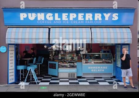La façade de Pungleperry's, un café et un glacier Sheringham Norfolk Banque D'Images