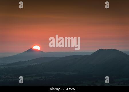 Soleil levant derrière la colline à Shropshire Hills, Royaume-Uni Banque D'Images