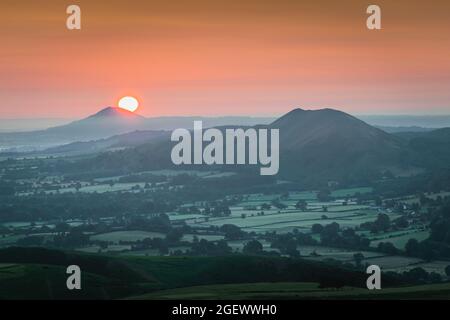 Vue sur Shropshire Hills et la vallée au lever du soleil Banque D'Images