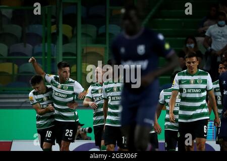 Lisbonne, Portugal. 21 août 2021. Goncalo Inacio de Sporting CP (2e L) fête avec ses coéquipiers après avoir obtenu le score lors du match de football de la Ligue portugaise entre Sporting CP et Belenenenses SAD au stade Jose Alvalade de Lisbonne, Portugal, le 21 août 2021. (Image de crédit : © Pedro Fiuza/ZUMA Press Wire) Banque D'Images