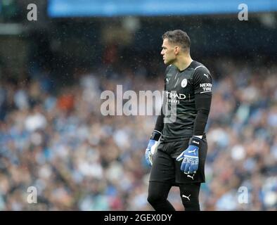 21 août 2021 ; Manchester City Stadium, Manchester, Angleterre, Premier League football, Manchester City contre Norwich ; Ederson, gardien de but de Manchester City, regarde depuis le bord de sa zone de pénalité Banque D'Images