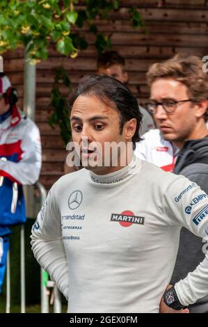 Felipe Massa, pilote de course, se préparant à conduire une voiture de course Williams Renault FW18 Formule 1, Grand Prix 1996 au Festival de vitesse de Goodwood 2014 Banque D'Images