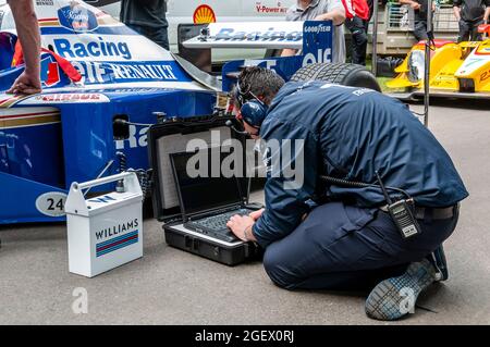 1996 Williams Renault FW18 remporte la Formule 1, voiture Grand Prix, avec un technicien utilisant un ordinateur portable lié à celui-ci lors de la préparation de l'ascension en pente Banque D'Images