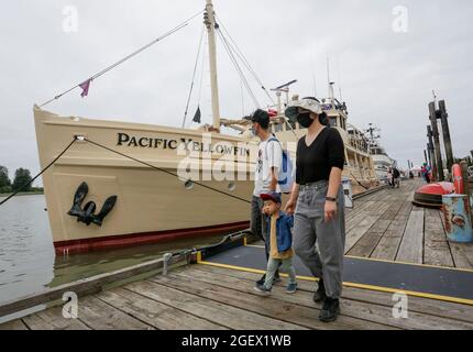 Richmond, Canada. 21 août 2021. Les gens visitent des navires d'époque au quai lors du 18e Festival maritime annuel à Richmond, en Colombie-Britannique, au Canada, le 21 août 2021. Le 18e Festival maritime annuel de Richmond, qui se déroule du 21 au 22 août, présente le patrimoine culturel et maritime avec des objets historiques, des expositions maritimes et des spectacles. Credit: Liang Sen/Xinhua/Alay Live News Banque D'Images