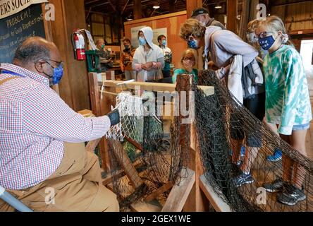 Richmond, Canada. 21 août 2021. Les gens regardent la fabrication de filets de pêche lors du 18e Festival maritime annuel à Richmond, en Colombie-Britannique, au Canada, le 21 août 2021. Le 18e Festival maritime annuel de Richmond, qui se déroule du 21 au 22 août, présente le patrimoine culturel et maritime avec des objets historiques, des expositions maritimes et des spectacles. Credit: Liang Sen/Xinhua/Alay Live News Banque D'Images