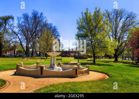 Central Robertson Park dans la ville d'Orange, dans le centre-ouest australien en Nouvelle-Galles du Sud - pelouses vertes fraîches autour d'une fontaine pittoresque. Banque D'Images