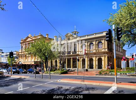 Orange, Australie - 4 octobre 2020 : arcade d'architecture historique sur la rue commerçante de la ville d'Orange, dans les plaines du centre-ouest australien, Nouvelle-Galles du Sud. Banque D'Images