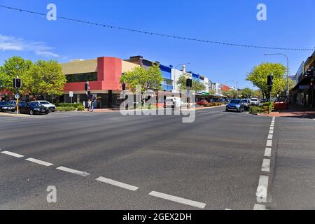 Orange, Australie - 4 octobre 2020 : intersection de la rue commerçante dans la ville d'Orange, dans les plaines du Centre-Ouest australien, Nouvelle-Galles du Sud. Banque D'Images