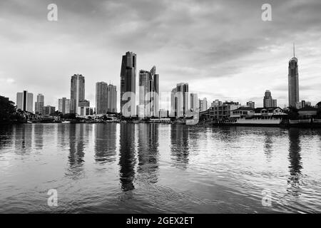 Impression noire et blanche spectaculaire de la rivière Nerang et des tours en hauteur de Gold Coast Surfers Paradise dans un paysage urbain pittoresque. Banque D'Images