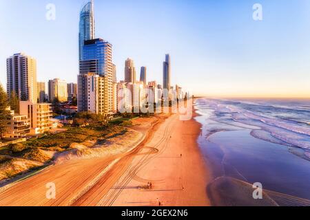 Un soleil lumineux au lever du soleil éclaire les tours de la Gold Coast dans le Queensland, en Australie, sur la côte Pacifique du paradis de Surfers. Banque D'Images