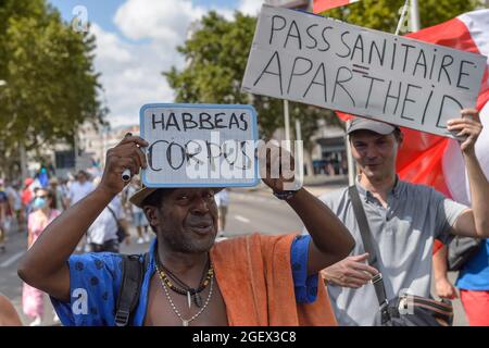 Toulon, France. 21 août 2020. Les hommes de l'WO marchent avec des pancartes exprimant leur opinion, lors de la manifestation.le samedi 21 août 2021 est le sixième jour de mobilisation contre la politique de vaccination et l'application de la carte sanitaire. A Toulon (Var), selon les autorités, il y avait 6000 manifestants. Les principaux slogans critiquent les décisions du gouvernement comme dictatoriales. Certains des pancartes comprenaient des signes et des slogans comparant la situation actuelle avec le régime nazi et la Seconde Guerre mondiale. (Photo de Laurent Coust/SOPA Images/Sipa USA) crédit: SIPA USA/Alay Live News Banque D'Images