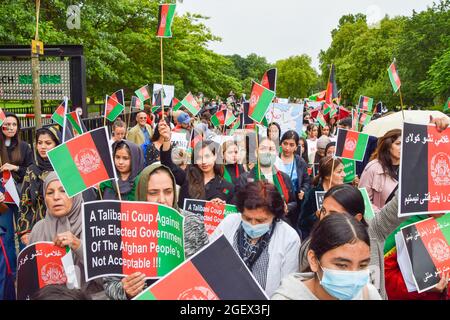 Londres, Royaume-Uni. 21 août 2021. Des manifestants ont placé des drapeaux afghans et des pancartes anti-talibans pendant la manifestation à Hyde Park. Des manifestants ont défilé dans le centre de Londres pour protester contre la prise de pouvoir par les talibans en Afghanistan et ont appelé le gouvernement britannique à imposer des sanctions au Pakistan et à aider le peuple afghan. Crédit : SOPA Images Limited/Alamy Live News Banque D'Images