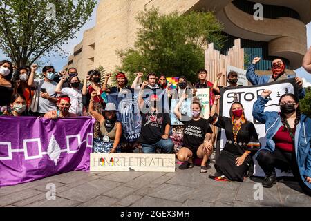 Washington, DC, Etats-Unis, 21 août 2021. Photo : des manifestants amérindiens organisent une cérémonie au Musée national des Indiens d'Amérique (un musuem Smithsonian) pour protester contre le pipeline de sables bitumineux de la ligne 3 d'Enbridge. Le pipeline traverse les terres visées par le traité et les eaux de amont du fleuve Mississippi pour transporter du pétrole de sables bitumineux du Canada. Crédit : Allison Bailey / Alamy Live News Banque D'Images