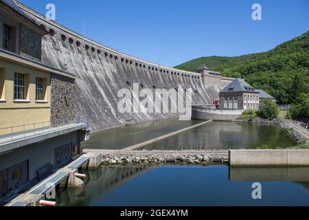 Le barrage d'Eder - un barrage allemand. La rivière Eder est damée jusqu'à former un réservoir. Le lac Eder sert d'approvisionnement en eau pour la rivière Weser, ... Banque D'Images