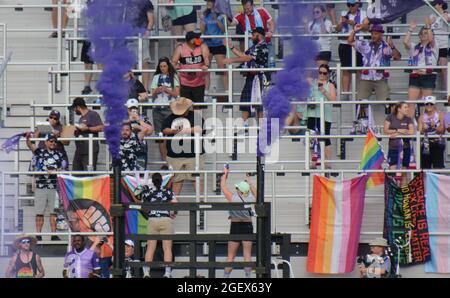 Louisville, États-Unis. 21 août 2021. La fumée pourpre coule alors que Racing Louisville marque dans la deuxième moitié du championnat de la coupe des femmes entre Racing Louisville et le FC Bayern Munich au Lynn Family Stadium de Louisville, Kentucky. PAS DE CRÉDIT d'UTILISATION COMMERCIALE: SPP Sport Press photo. /Alamy Live News Banque D'Images