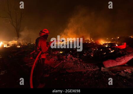 Greenville, États-Unis. 04e août 2021. Un pompier déploie un tuyau d'incendie pour combattre le feu Dixie à Greenville, en Californie, le 4 août 2021. (Photo de Daniel Brown/Sipa USA) crédit: SIPA USA/Alay Live News Banque D'Images