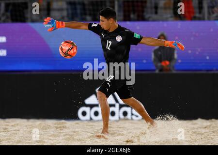 21 août 2021; Stade Luzhniki, Moscou, Russie: Coupe du monde de la FIFA, tournoi de football de plage; Yoao Rolon du Paraguay, pendant le match entre la Russie et le Paraguay, pour la 2ème partie du Groupe A Banque D'Images