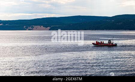 Tadoussac, Canada - juillet 23 2021 : bateau zodiaque pour l'observation des baleines dans la rivière Saguenay Banque D'Images