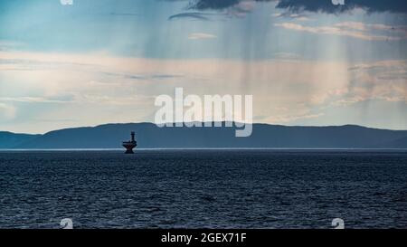 Tadoussac, Canada - juillet 23 2021 : phare flottant dans la rivière Saguenay près de tadoussac au coucher du soleil Banque D'Images