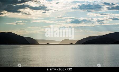 Tadoussac, Canada - juillet 23 2021 : vue imprenable sur le coucher du soleil dans l'estuaire de la rivière Saguenay près de Tadoussac Banque D'Images