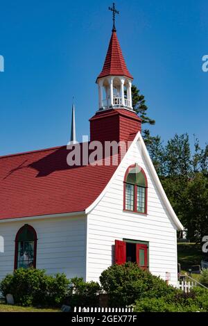 Tadoussac, Canada - juillet 22 2021 : Chapelle de Tadoussac par le fleuve Saint-Laurent Banque D'Images