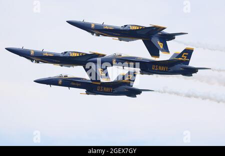 Chicago, États-Unis. 21 août 2021. Des jets se sont performances lors du Chicago Air and Water Show 2021 à Chicago, aux États-Unis, le 21 août 2021. Samedi, les Chicagoans ont levé les yeux dans le ciel, alors que le Chicago Air and Water Show 2021 est revenu dans une version « imaginée ». Les spectacles aériens gratuits et réinventés font partie de l'initiative « Open Chicago » du maire de Chicago, qui vise à rouvrir en toute sécurité la troisième plus grande ville des États-Unis. Crédit: Joel Lerner/Xinhua/Alay Live News Banque D'Images