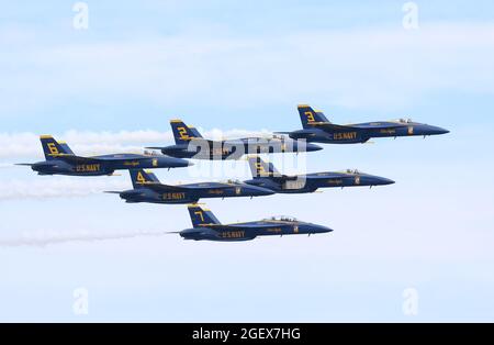 Chicago, États-Unis. 21 août 2021. Des jets se sont performances lors du Chicago Air and Water Show 2021 à Chicago, aux États-Unis, le 21 août 2021. Samedi, les Chicagoans ont levé les yeux dans le ciel, alors que le Chicago Air and Water Show 2021 est revenu dans une version « imaginée ». Les spectacles aériens gratuits et réinventés font partie de l'initiative « Open Chicago » du maire de Chicago, qui vise à rouvrir en toute sécurité la troisième plus grande ville des États-Unis. Crédit: Joel Lerner/Xinhua/Alay Live News Banque D'Images