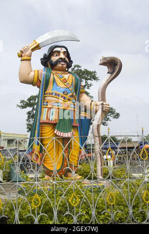 MYSURU, INDE - 21 octobre 2012 : une statue du démon Mahishasura avec épée et serpent sur les collines de Chamundi à Mysore, Karnataka, Inde Banque D'Images