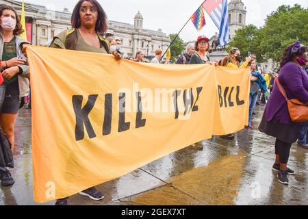 Londres, Royaume-Uni. 21 août 2021. Les manifestants tiennent une bannière « tuer le projet de loi » pendant la manifestation « tuer le projet de loi ».les manifestants se sont rassemblés à Trafalgar Square pour protester contre le projet de loi sur la police, le crime, la peine et les tribunaux. Crédit : SOPA Images Limited/Alamy Live News Banque D'Images