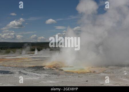 Éruption du geyser de la mydre dans le bassin inférieur du Geyser ; Date : 28 juillet 2009 Banque D'Images