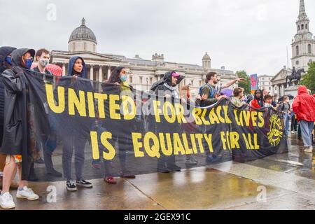 Londres, Royaume-Uni. 21 août 2021. Les manifestants tiennent une bannière « United for Black Lives » pendant la manifestation Kill the Bill.les manifestants se sont rassemblés à Trafalgar Square pour protester contre la loi sur la police, le crime, la peine et les tribunaux. (Photo de Vuk Valcic/SOPA Images/Sipa USA) crédit: SIPA USA/Alay Live News Banque D'Images