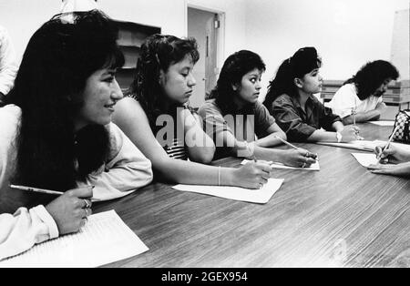 Austin Texas USA, vers 1992: Les jeunes femmes hispaniques écoutent et prennent des notes pendant le séminaire sur la chasse à l'emploi conçu pour les étudiants à faible revenu. ©Bob Daemmrich Banque D'Images