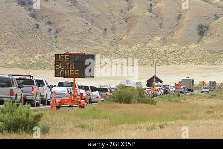 Véhicules attendant d'entrer dans l'entrée nord de Yellowstone ; Date: 28 juillet 2015 Banque D'Images