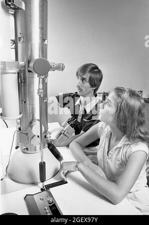 Austin Texas USA, vers 1990: Les étudiants de l'université préparent un microscope électronique pour la visualisation. ©Bob Daemmrich Banque D'Images