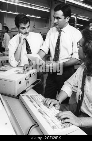 Austin, Texas, États-Unis, vers 1991 : des ingénieurs informatiques italiens travaillent dans les bureaux IBM d'Austin par le biais d'un programme d'échange pour les travailleurs de haute technologie. ©Bob Daemmrich Banque D'Images