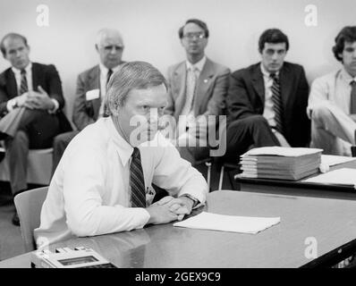 Austin Texas USA, vers 1993: Un homme d'affaires témoigne à l'audience publique du ministère de la Santé du Texas au sujet de l'abus de solvant, de drogue et de colle reniflante de produits commerciaux. ©Bob Daemmrich Banque D'Images