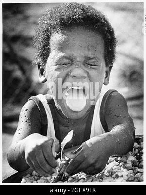 Bryan Texas USA, vers 1977: Le petit garçon réagit dans la surprise que l'eau de la fontaine l'injecte dans le visage. ©Bob Daemmrich Banque D'Images