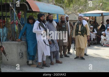 Les combattants talibans se tiennent à leurs côtés à un point de passage de la frontière entre le Pakistan et l'Afghanistan, à Torkham, dans le district de Khyber, au Pakistan, samedi, 21 août 2021. Dans la situation actuelle de l'Afghanistan, les mouvements de piétons ont été limités à la frontière de Torkham, seuls les personnes bloquées des deux côtés et les camions transportant des marchandises vers l'Afghanistan peuvent passer par ce point de frontière.les combattants talibans gardent leurs côtés à un point de passage frontalier entre le Pakistan et l'Afghanistan, à Torkham, Dans le district de Khyber, Pakistan, samedi, 21 août 2021. Dans la situation actuelle de l'Afghanistan, piéton Banque D'Images